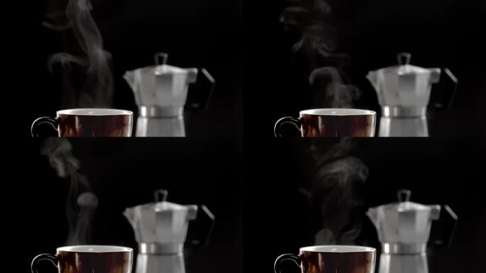 煮沸咖啡时的热咖啡杯和摩卡壶