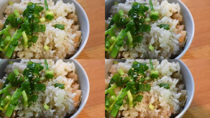 将葱放在调味米饭上