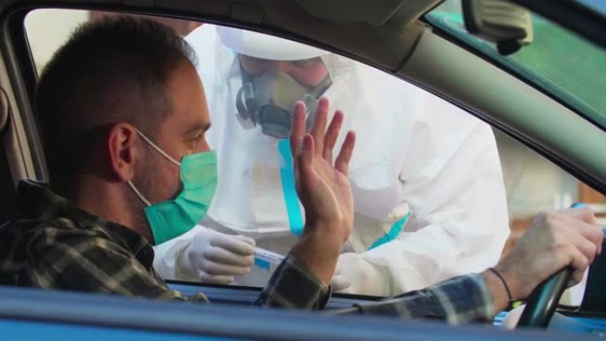 男子拒绝PPE的医务人员试图进行直通车新型冠状病毒肺炎测试