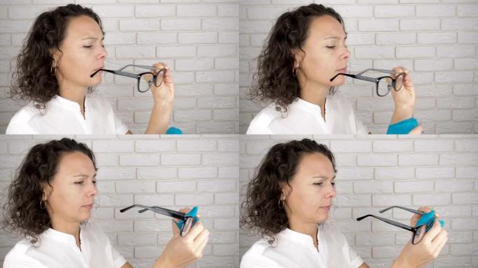 一个女人擦眼镜。