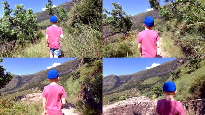 小男孩喜欢在山上徒步旅行