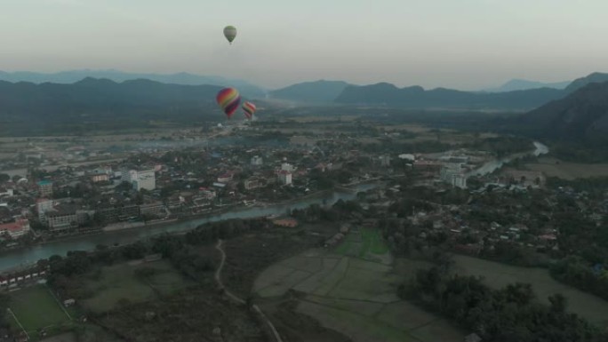 空中: 亚洲老挝的万荣背包客旅游目的地。日落时的热气球