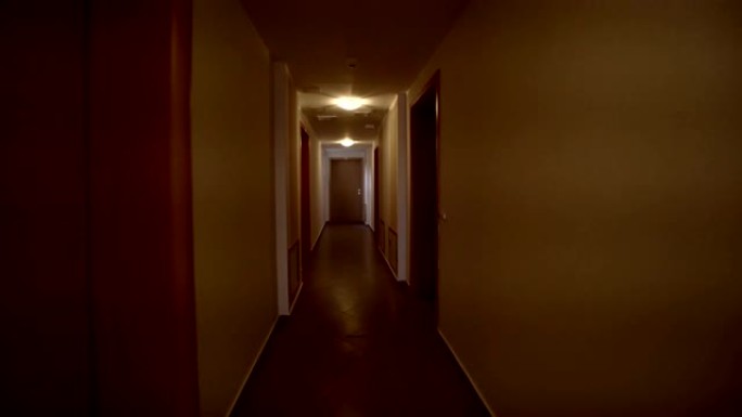 酒店可怕的恐怖走廊走廊，相机前往公寓门