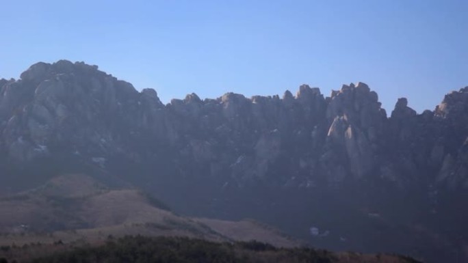 石岳山上蔚山岩的背景。