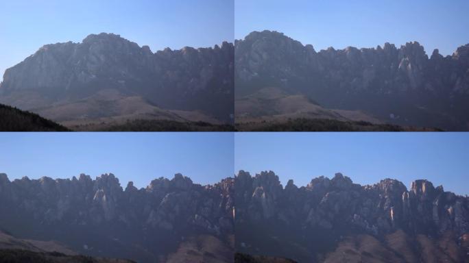石岳山上蔚山岩的背景。