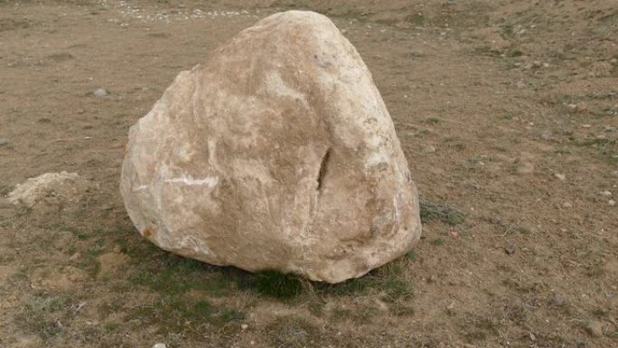 空地上只有一块石头，一块大石头，一块大石头，