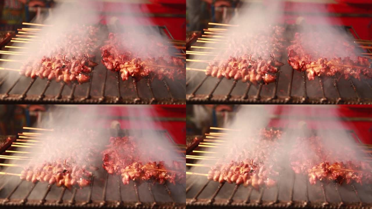 街头食品用木棒烧烤猪肉