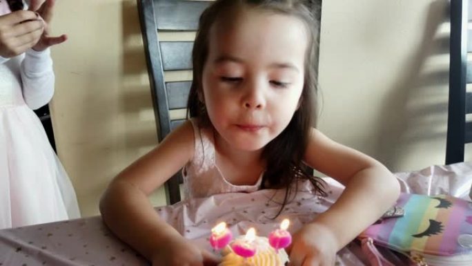 三岁的西班牙裔女孩吹灭生日蜡烛