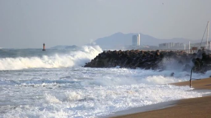 韩国江原道强大的海浪