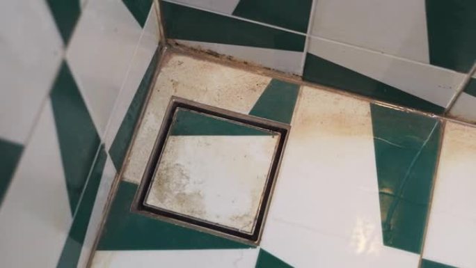 满是污垢和细菌的肮脏瓷砖地板