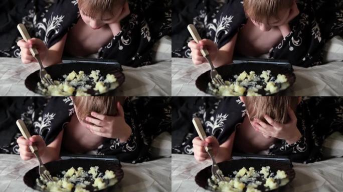 一个小男孩正在床上吃饭，看着手机。