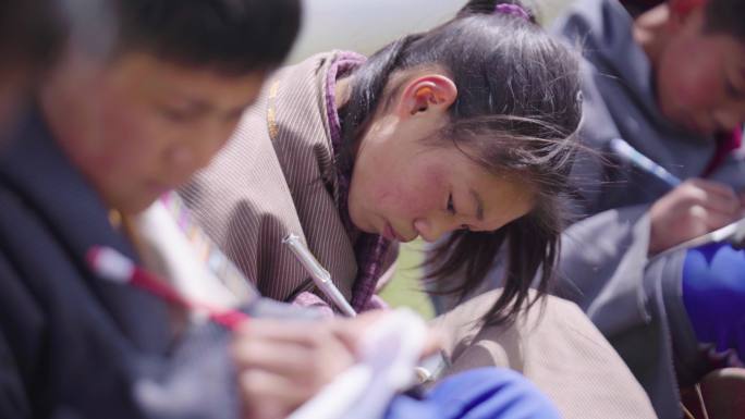 藏族老师在草原教书