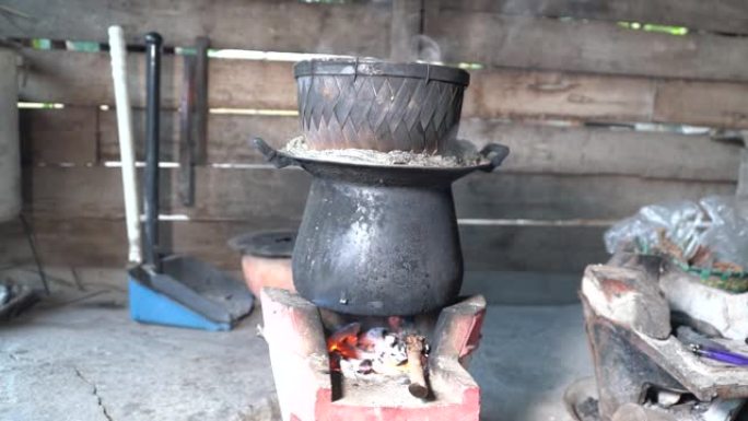 在乡下用泰国人的传统方式煮饭，用柴炉和蒸汽发生器。