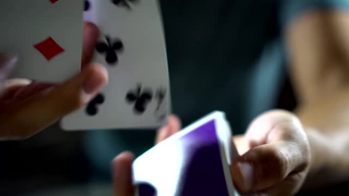 花式cardisty充满了扑克牌，例如纸牌弹簧，风扇，旋转和切割