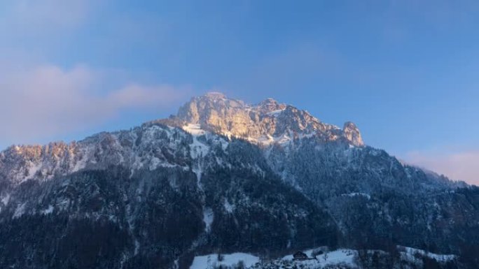 雪山的晚霞。光在山边行走。在正面股票上查看。施维茨州莫尔夏赫