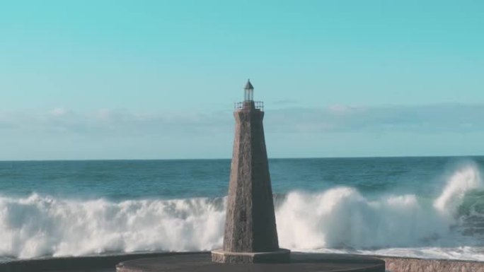 慢动作强烈的海浪撞击着公海中的一座孤独的灯塔
