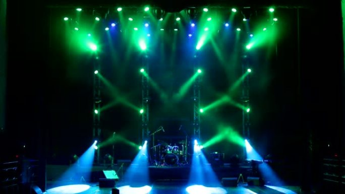 音乐会上有烟的舞台灯。展示背景。舞台灯光和烟雾。