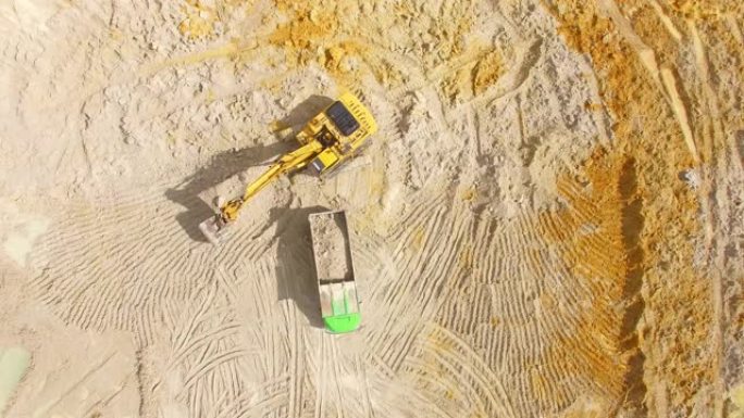 采矿业从上面。摄像机飞越高岭土露天铸造矿井。