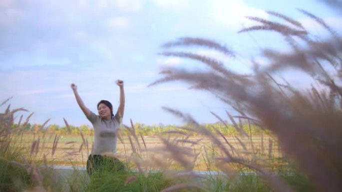亚洲女性女性手升伸展早晨清新欢快卧室露台背景稻田自然花园和天空