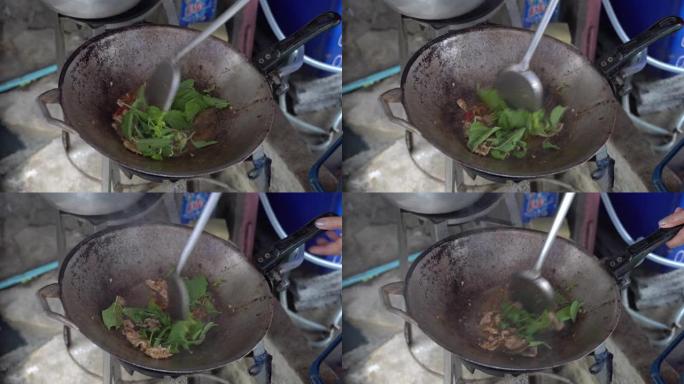 街头食品，泰国食品市场的厨师手工烹饪垫krafao