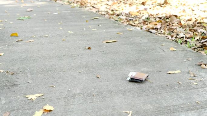 强盗在街上偷走掉落的钱包
