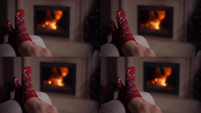 女人穿着温暖的羊毛袜躺在圣诞节的壁炉旁。圣诞节背景。
