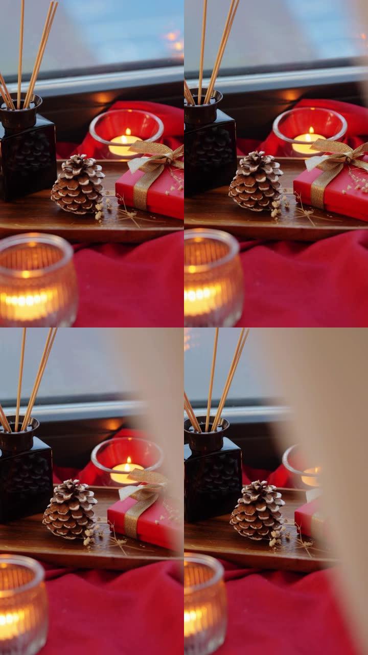 圣诞礼物，松果和窗户上的蜡烛