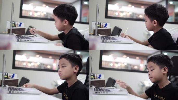男生视频会议与老师和同学在笔记本电脑上进行电子学习。