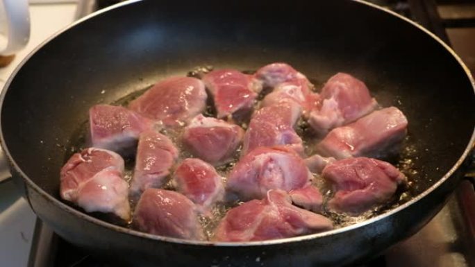 在锅中烹饪炒肉可能会在加热时因蒸汽而散焦