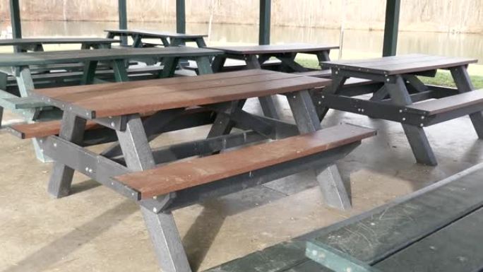 公园避难所的野餐桌
