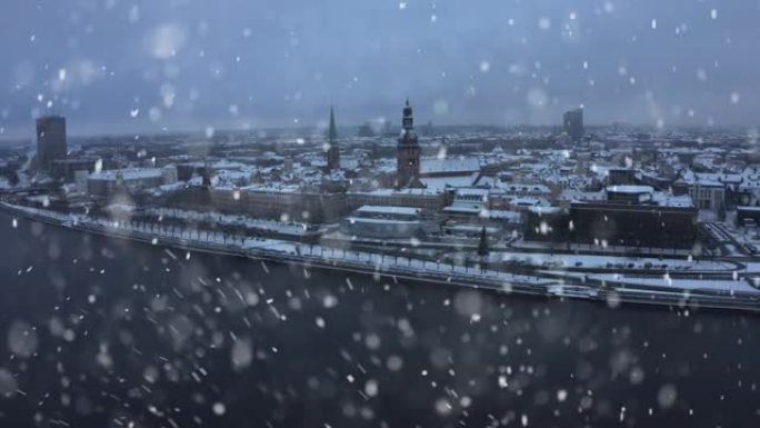 冬季里加老城被雪覆盖的全景鸟瞰图。圆顶大教堂从上面看。