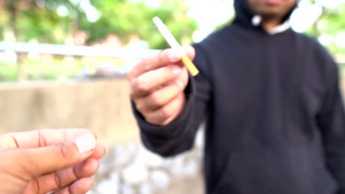 亚洲压力男子吸烟
