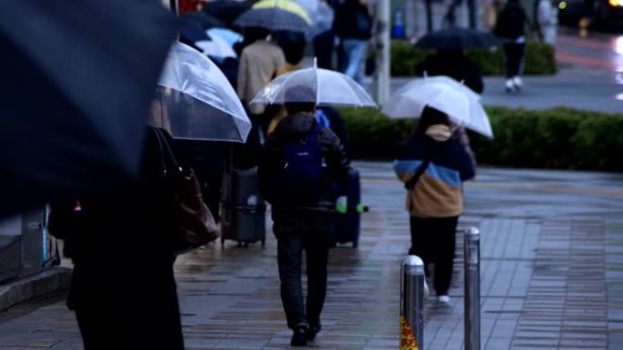 西新宿东京rainny day在街上行走的人