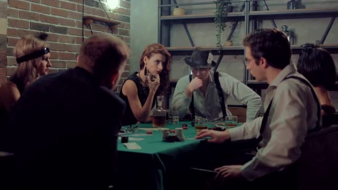 男人下赌注，想着下一场比赛。漂亮女人玩扑克，放松。