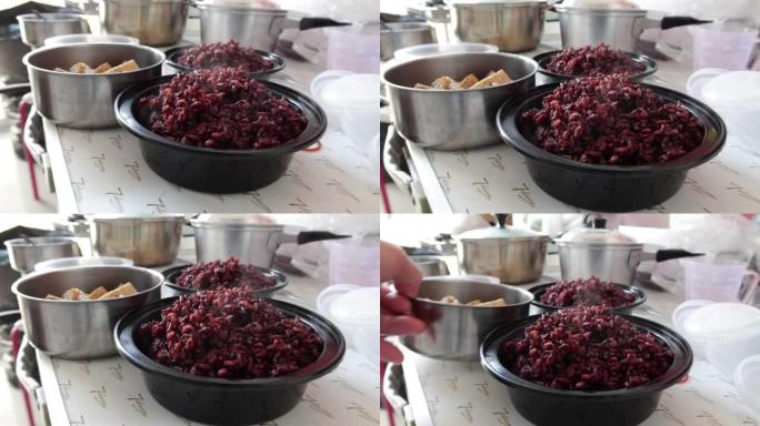 热蒸汽米饭-黑碗里的浆果随时可以吃
