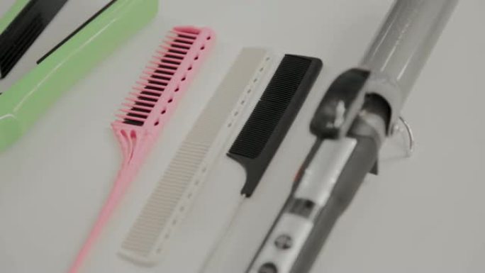 桌子上的专业理发师工具