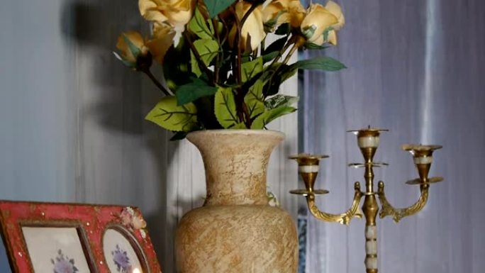 装饰。从底部到顶部的全景花瓶和蜡烛。