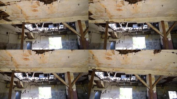灾后灾难和大雨漏水后废弃的旧房屋的破损和倒塌的天花板和屋顶选择性聚焦