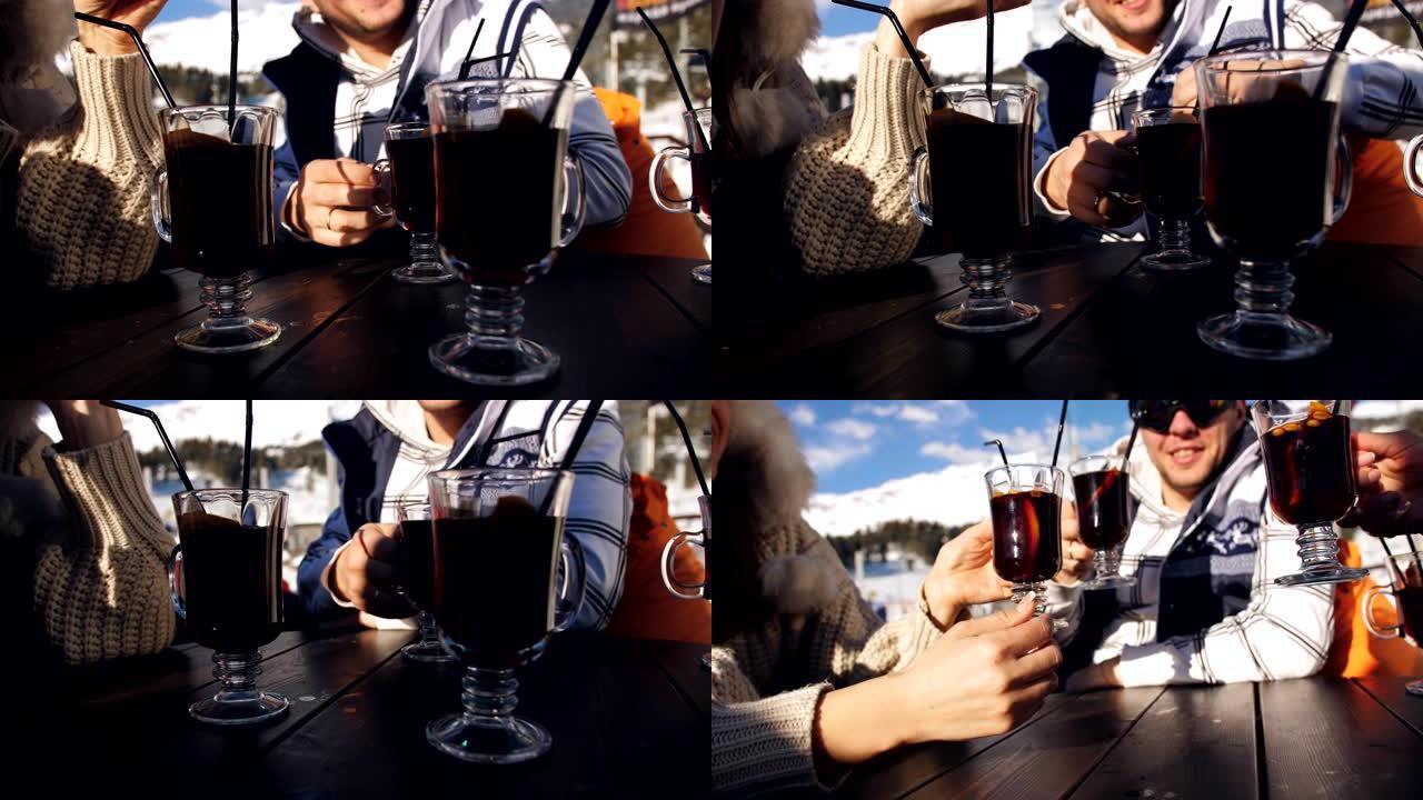 朋友滑雪者在滑雪胜地的咖啡馆里喝甜酒，玩得开心。
