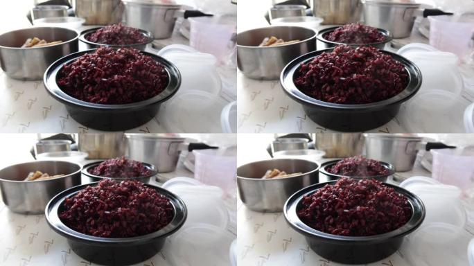 热蒸汽米饭-黑碗里的浆果随时可以吃