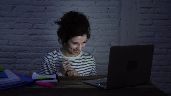 4k宽滑块mov在快乐休闲美女的喜怒无常的光线下，晚上在笔记本电脑上工作和学习。在家工作，电子学习和