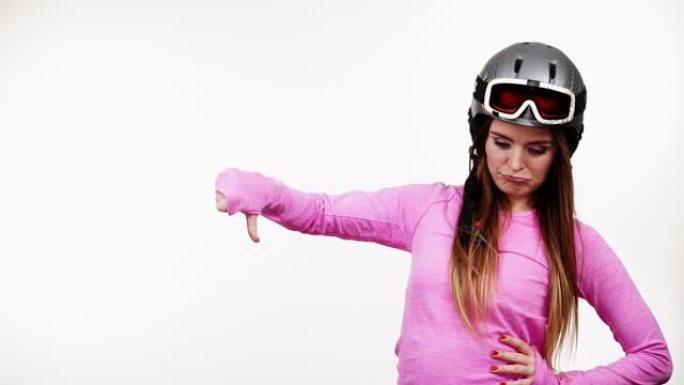 女孩穿着保暖内衣滑雪装备