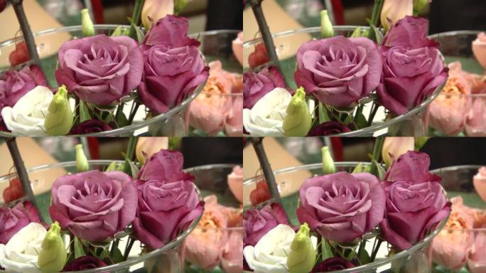 用手拍摄视频，没有稳定。农贸市场花店入口处的一束五颜六色的玫瑰和其他鲜花。日常花卉柜台有各种鲜切花。