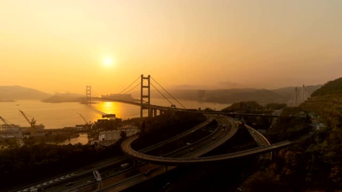 青马大桥的时间流逝。香港高速公路以悬吊结构建筑为交通和旅行的概念。日落时分的城市。