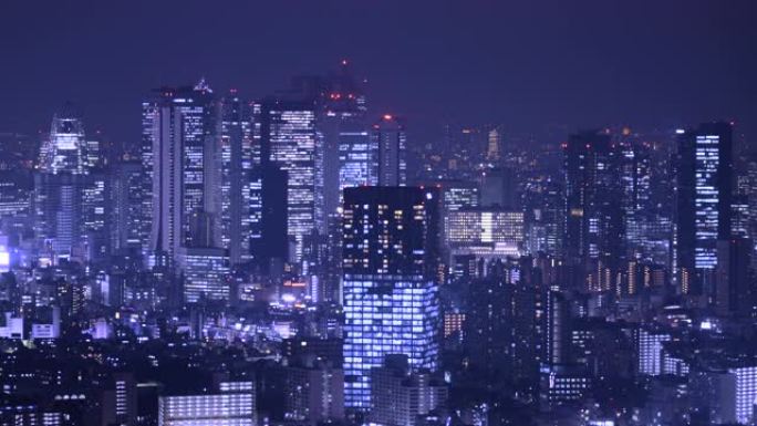 摩天大楼两旁的城市夜景