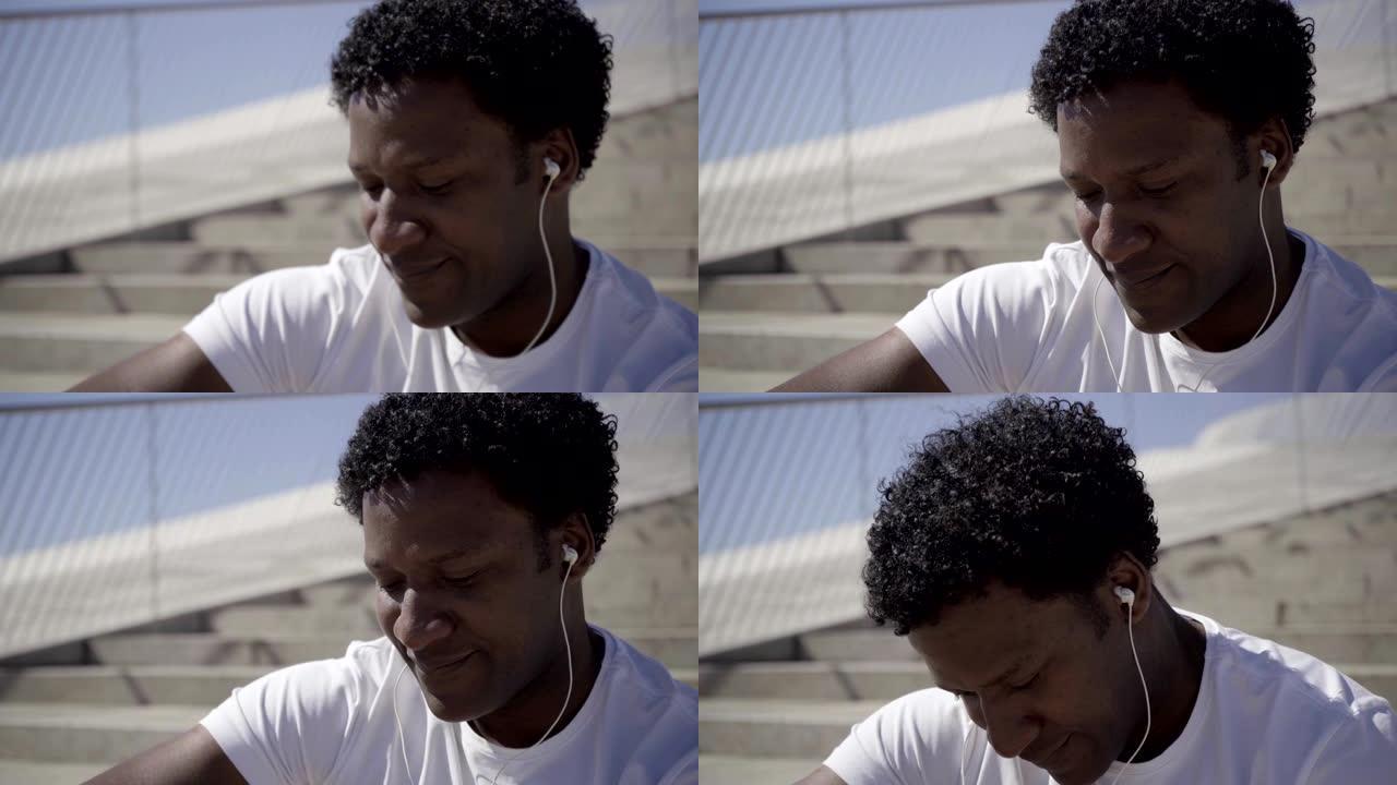 带耳机的非洲裔美国人男子的特写镜头。