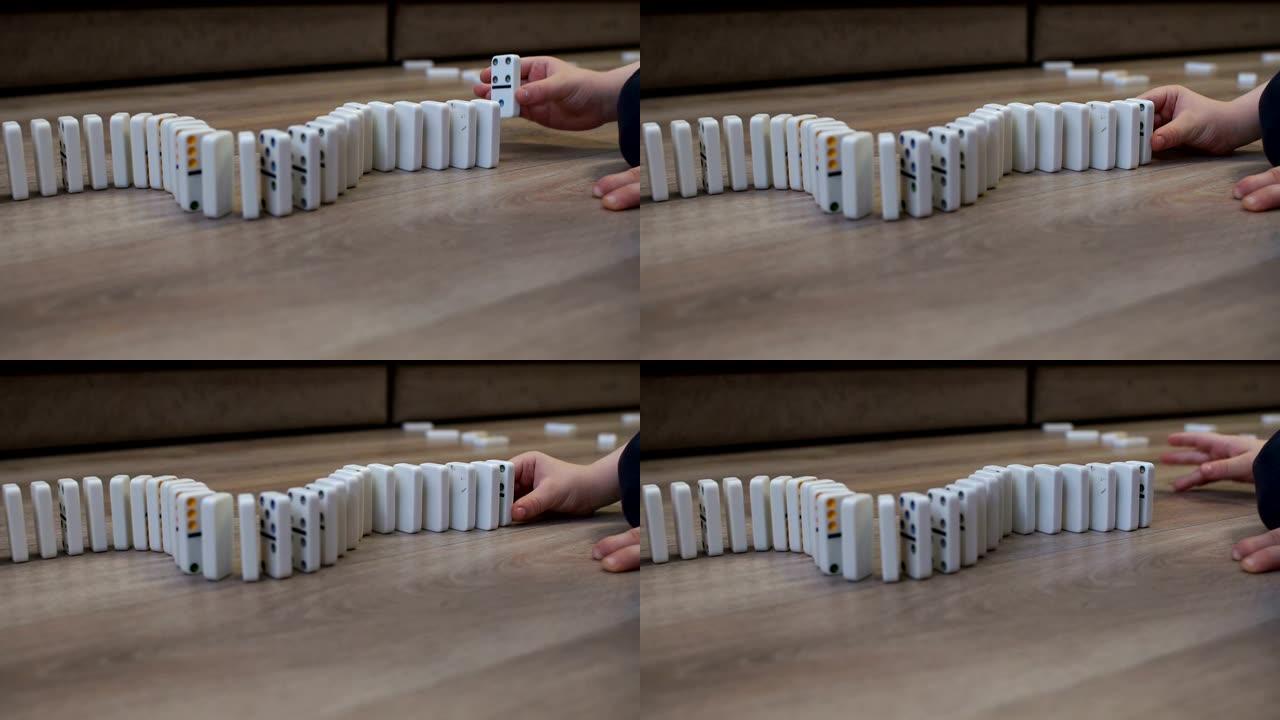 一个孩子在家玩多米诺骨牌的特写镜头。
