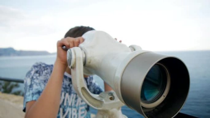 青少年看着望远镜