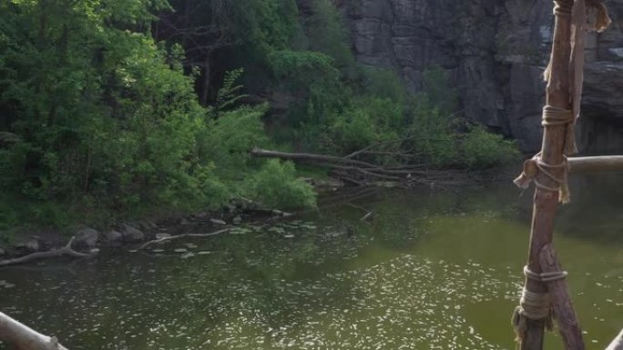 布基村石峡谷中的河流