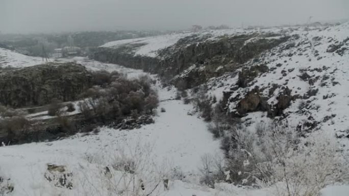 冬天积雪覆盖的Kasagh河被深深的悬崖和石板包围